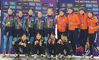 photo: medal winners Relay women